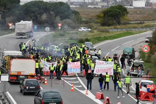 Chauffeurs routiers, ambulanciers, transporteurs de fonds ou encore déménageurs sont appelés par FO à rejoindre les "gilets jaunes".