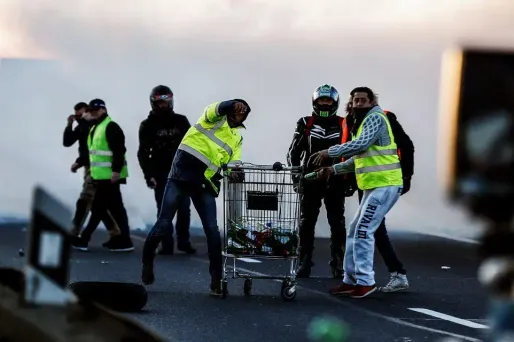 Les manifestants ont tenté de maintenir leur blocage de l'échangeur face aux forces de l'ordre.