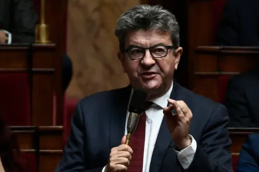 Jean-Luc Mélenchon dénonce une "dramatisation" du gouvernement.