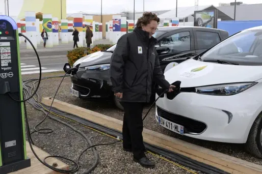 Malgré la prise de conscience écologique, les ventes de voitures électriques restent marginales en France.