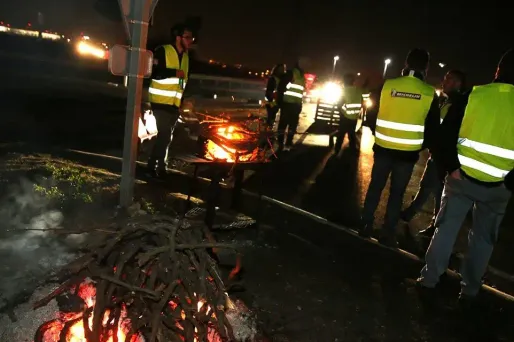 "Gilets jaunes" : un automobiliste ayant foncé sur un barrage dans la Loire déféré lundi