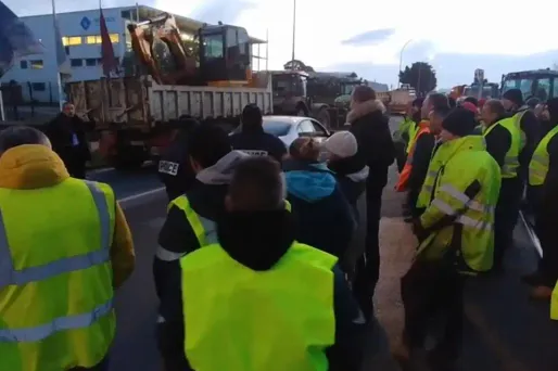 L'échange entre les "gilets jaunes" et le sous-préfet du Finistère a été houleux.