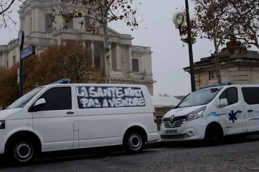 Plusieurs dizaines d'ambulances se sont rassemblées vendredi matin à Paris.