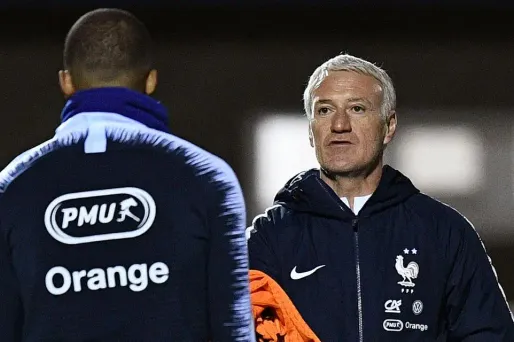 Didier Deschamps avec Kylian Mbappé, à Clairefontaine.
