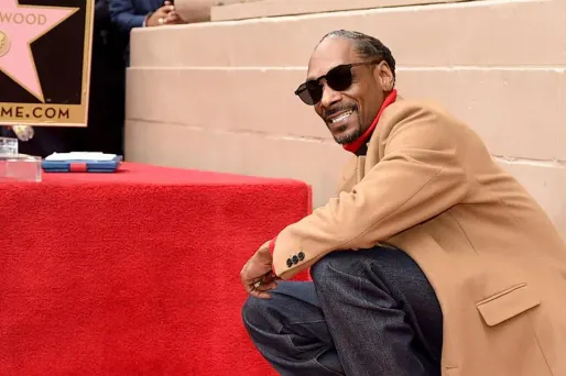 Snoop Dogg, 47 ans, s'est envoyé des fleurs après avoir dévoilé son étoile rose.