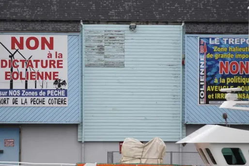 Au Tréport, des affiches contre le projet de parc éolien offshore.