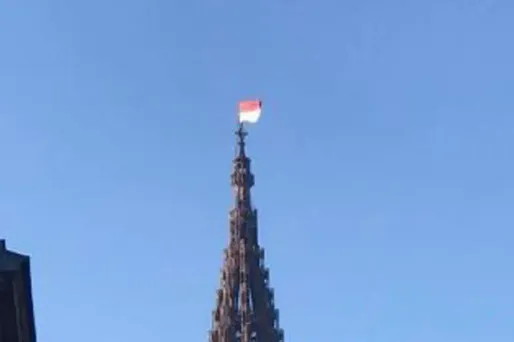 Le drapeau "Rot un wiss" (rouge et blanc, en alsacien) est le symbole de l'identité alsacienne et est arboré par les régionalistes.