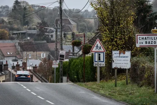 Les huit personnes mises en examen sont des habitants de Châtillon-en-Bazois, dans la Nièvre.