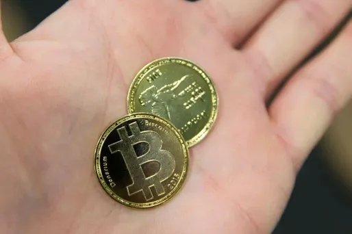 Trois autorités financières conseillent aux particuliers non avertis d'éviter d'acheter ou de vendre des bitcoins dans les bureaux de tabac.