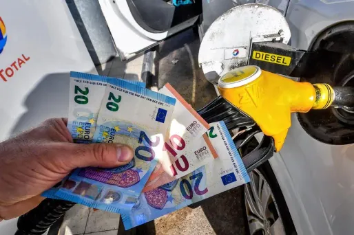 Le gouvernement pourrait donner un coup de pouce aux automobilistes contraints d'utiliser leur voiture pour aller au travail.