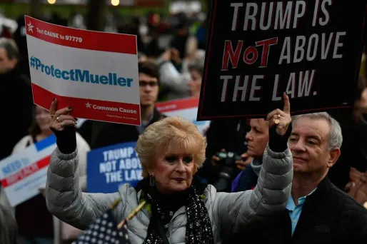 Parmi les manifestants jeudi soir, des pancartes "#protéger Mueller" (le nom du procureur chargé de l'enquête russe) et "Trump n'est pas au-dessus de la loi".
