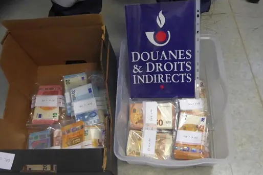 112.000 euros ont été interceptés par les douaniers.