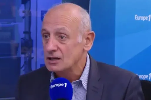 Interview d'Emmanuel Macron à Europe 1 : "Il en faudra d'autres pour corriger son impopularité", juge Jean-Michel Aphatie