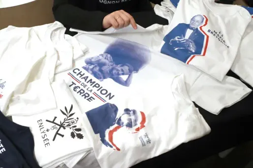 Enlysée propose des parodies des produits dérivés de la boutique de l'Elysée.