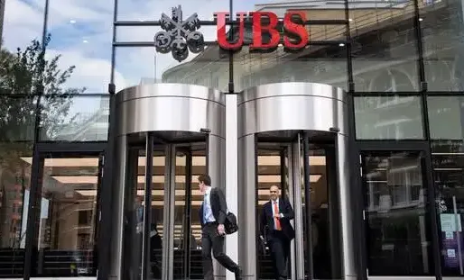 La maison mère UBS AG comparaît pour "démarchage bancaire illégal" et "blanchiment aggravé de fraude fiscale", sa filiale française pour "complicité".