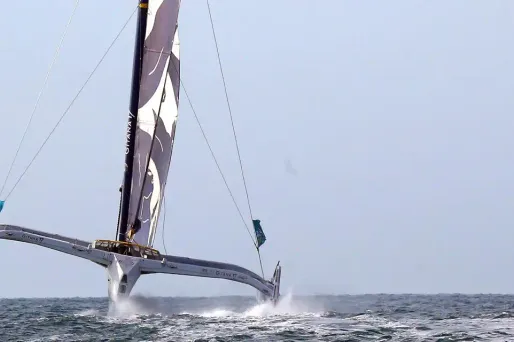Sébastien Josse navigue à bord d'un maxi-trimaran.