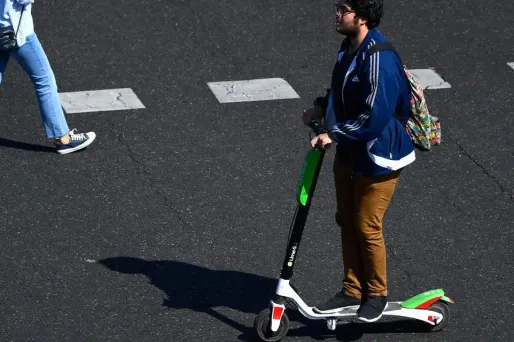 Les utilisateurs de trottinettes électriques (pouvant rouler jusqu'à 25 km/h) seront désormais verbalisables.