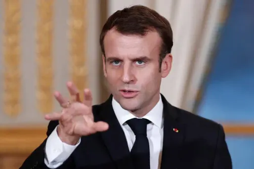 "M le magazine du Monde" consacre sa dernière Une à Emmanuel Macron et aux "gilets jaunes".