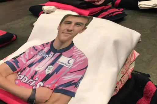 Les deux équipes se sont échauffés avec un tee-shirt blanc sur lequel figurait la photo du troisième ligne de 18 ans décédé.