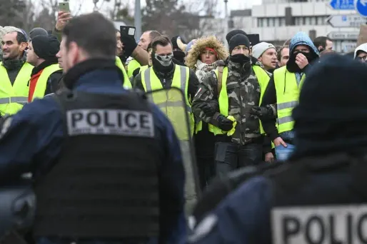 Samedi dernier, une centaine de "gilets jaunes" avaient déjà manifesté devant l'hôtel de police de Roanne (photo d'illustration).