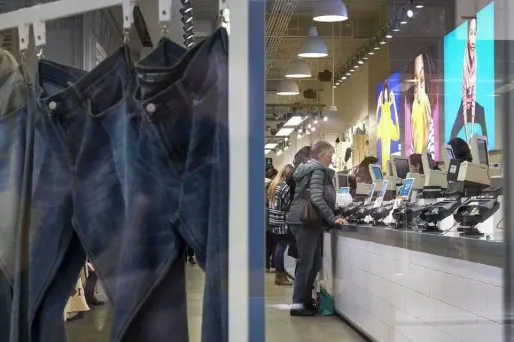 Les méventes dues au mouvement des "gilets jaunes" ont coûté deux milliards d'euros au secteur du commerce, selon le CNCC.