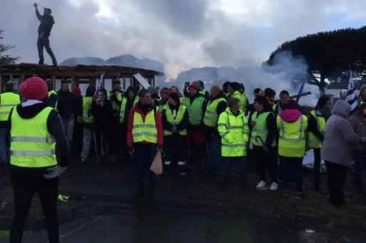 Quelque 80 "gilets jaunes" étaient rassemblés devant une usine du Haut-Rhin jeudi soir, 14 d'entre eux ont été interpellés.