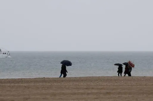 A l'Ouest, un ciel de traîne sera dans un premier temps chargé mais peu actif, avec des averses principalement sur le littoral atlantique.