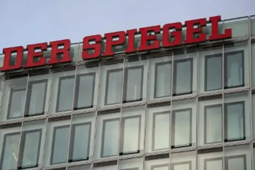 L'ancien journaliste du "Spiegel" aurait collecté 7.000 euros, auxquels il aurait lui-même ajouté 2.000 euros avant de les transférer à une ONG allemande.