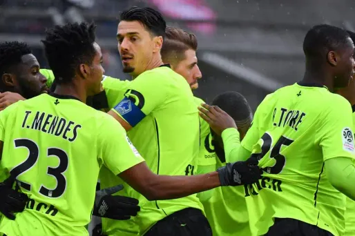 Malgré l'expulsion de Jose Fonte, les Dogues l'ont emporté dimanche à Nîmes.