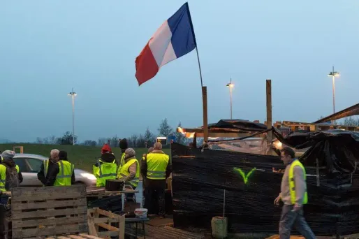 Le feu a pu être éteint assez facilement par les "gilets jaunes" présents (photo d'illustration).
