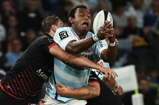 Selon ces nouvelles règles, le joueur à gauche serait à la faute, contrairement au joueur à droite... La FFR et la LNR souhaitent néanmoins interdire le plaquage à deux.