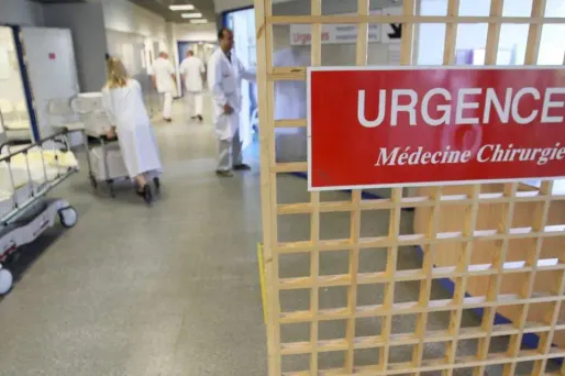 La victime a finalement été transportée aux urgences après avoir été prise de violentes douleurs.