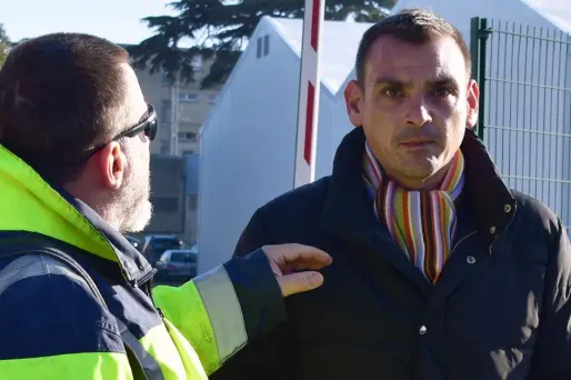 Benjamin Cauchy (à droite), porte-parole des "gilets jaunes libres", réclame une meilleure répartition des richesses en France.