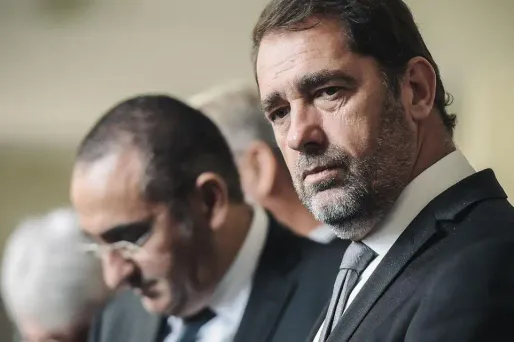 "Gilets jaunes" : "1.500 perturbateurs" aux abords des Champs-Élysées, annonce Christophe Castaner