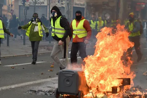 "Gilets jaunes" : face-à-face tendu à Toulouse avec les forces de l'ordre