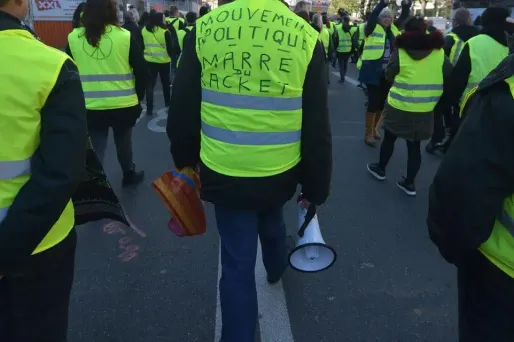 "Gilets jaunes" : l'A6 coupée dans les deux sens au niveau du péage de Limas (Rhône)