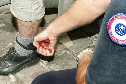 À l'avenir, le bracelet électronique pourra venir remplacer l’emprisonnement pour certains délits.