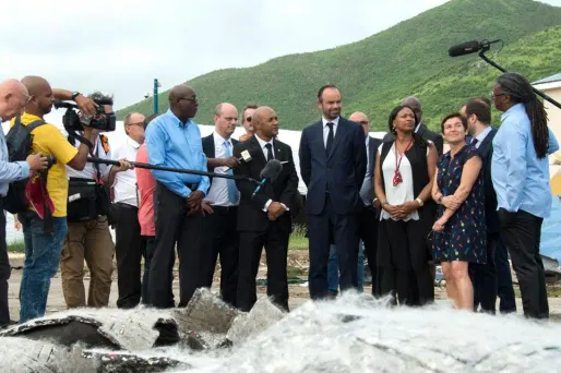 Des journalistes autour Édouard Philippe, en novembre 2017, sur l'île de Saint-Martin.