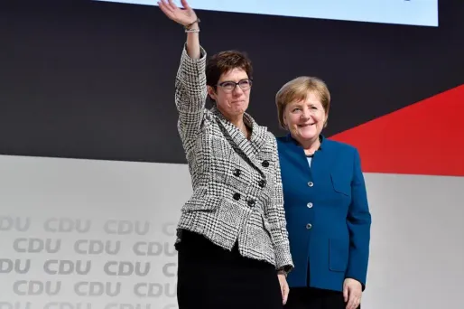 Annegret Kramp-Karrenbauer remplace Angela Merkel à la tête de la CDU.