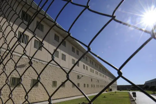 Le Conseil d'État, en ordonnant au gouvernement d'abroger un article du code de procédure pénale sur le transfèrement des prisonniers en détention provisoire.