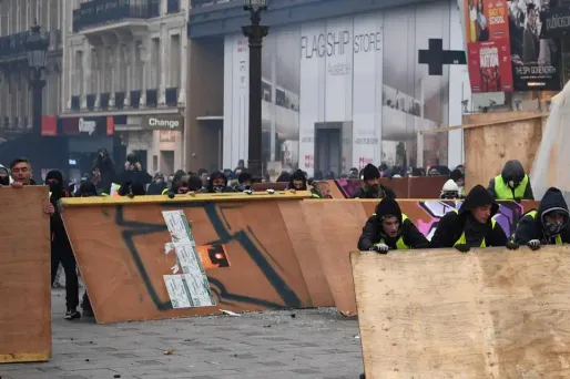 Des manifestants ont tenté samedi d'incendier la façade du Drugstore Publicis situé en haut des Champs-Elysées.