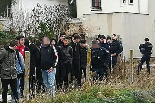 Cette interpellation de masse dans cette commune des Yvelines a provoqué une vive polémique.