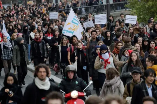 Près de 2.000 personnes ont manifesté dans les rues de Paris.