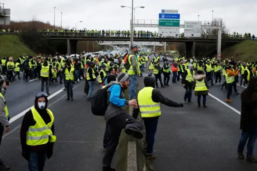 Le soutien aux "gilets jaunes" faiblit légèrement après l'allocution d'Emmanuel Macron.