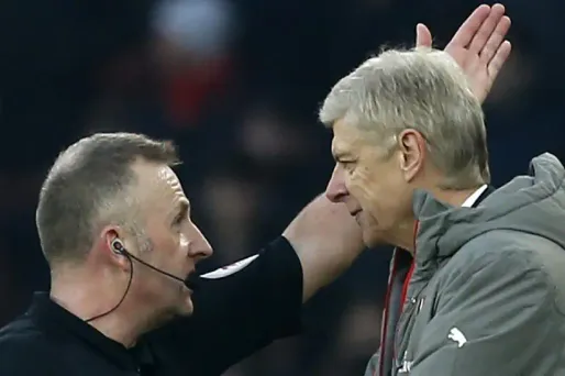 Arsène Wenger, 67 ans, avait été exclu du banc de touche par l'arbitre du match Jon Moss après s'être énervé en raison d'un penalty accordé à Burnley dans le temps additionnel.