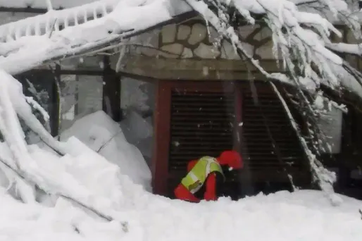 Les secouristes ont repéré huit survivants dans les décombres de l'hôtel.