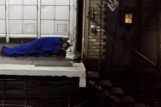 Avec les SDF du métro, dans la "jungle" souterraine parisienne