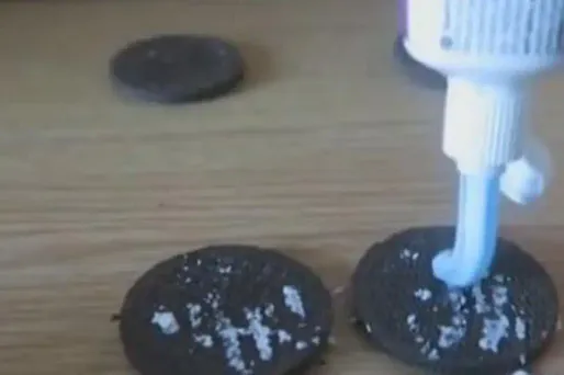 Un Youtubeur de 19 ans remplaçait la crème vanille par du dentifrice dans des biscuits qu'il distribuait ensuite à des sans-abri, à Barcelone.