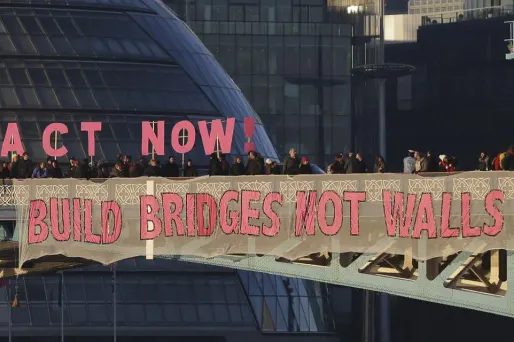 Le mouvement Bridges Not Walls vient à la base d'Angleterre.