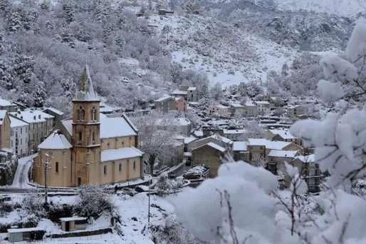 La Corse est touchée par d'importantes chutes de neige depuis lundi mais ces averses devraient s'atténuer mercredi, selon Météo France.